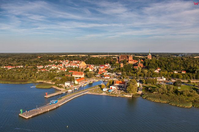Frombork, wejcie do portu z panorama miasta. EU, PL, Warm-Maz. Lotnicze.